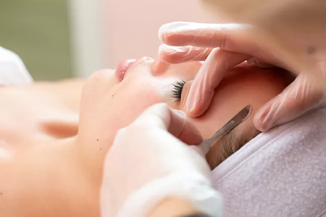 Tudo o que você precisa saber sobre o Dermaplaning