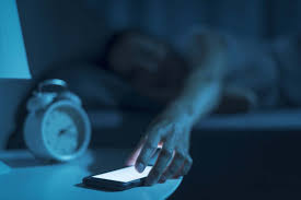 Evite o uso de celulares, tablets e computadores pelo menos 1 a 2 horas antes de dormir.